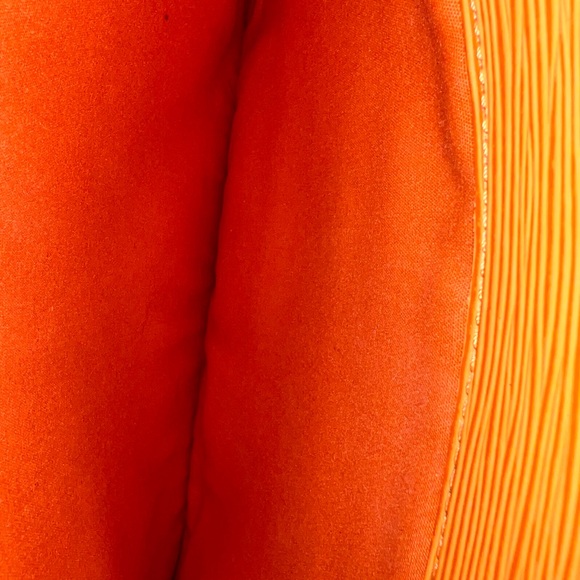 Pre-loved EUC LOUIS VUITTON Epi Croisette PM in Mandarin - Picture 9 of 16